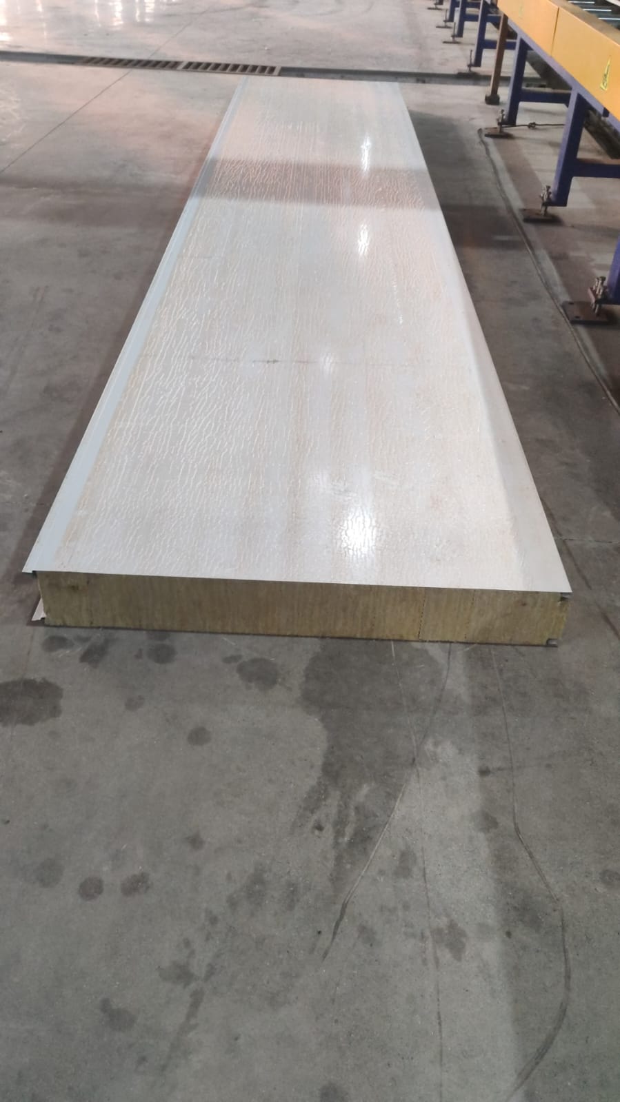 Rinac R-Wool stonewool insulated sandwich panel close-up showing metal facing and stonewool core